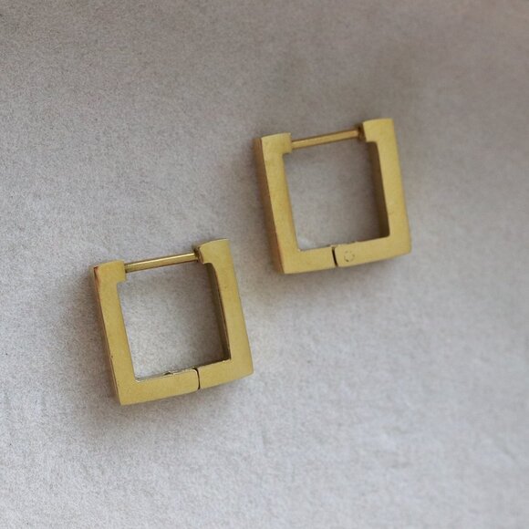 Square Style Huggie Hoop Earrings 18k Gold Plated Stainless Steel - Picture 1 of 4
